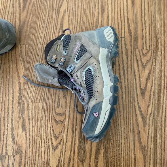 Used Vasque Hiking Boot - Picture 2 of 9